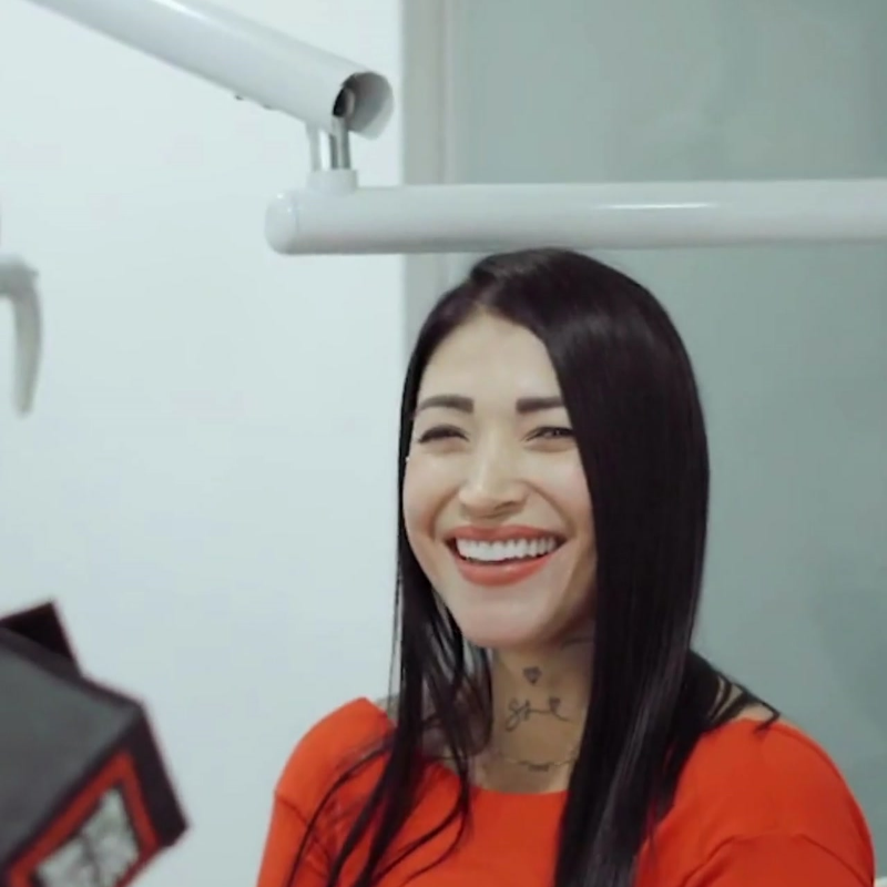 Smile Design | Porcelain Veneers Visit the best dentist in Cali, Issa Castro Doctors. Dental care at 1/3 the USA cost. Dental work guarantee. Get a free quote now.